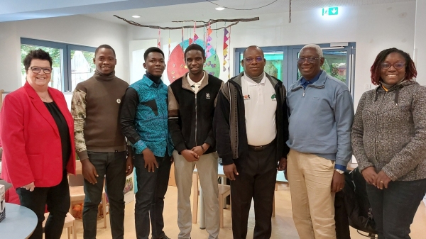 Delegation aus Burkina Faso – V.l.n.r.: Vorständin Karin Schwarz mit der Delegation aus Burkina Faso. Die Verständigung wurde von Pflegefachkraft Adama Sane (Mitte), Pflegefachkraft im Altenpflegeheim Burghalde, ermöglicht, der sowohl ins Französische als auch ins Deutsche übersetzte.