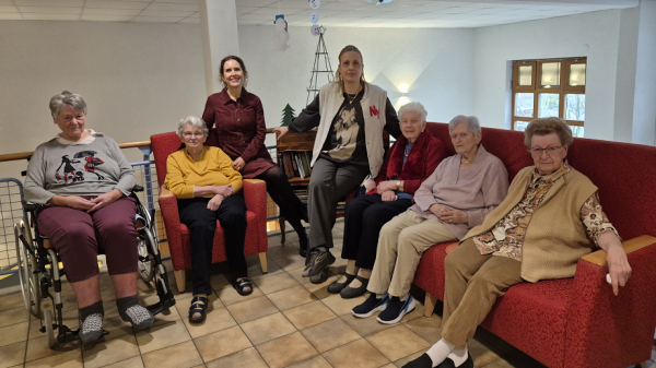 Seniorinnen stricken, häkeln und nähen für den guten Zweck – V.l.n.r: Fr. Langhans, Fr. Riehle, Fr. Esters, Fr. Meli, Fr. Klappich, Fr. Klotz, Fr. Philipsky