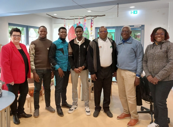 Delegation aus Burkina Faso – V.l.n.r.: Vorständin Karin Schwarz mit der Delegation aus Burkina Faso. Die Verständigung wurde von Pflegefachkraft Adama Sane (Mitte), Pflegefachkraft im Altenpflegeheim Burghalde, ermöglicht, der sowohl ins Französische als auch ins Deutsche übersetzte.