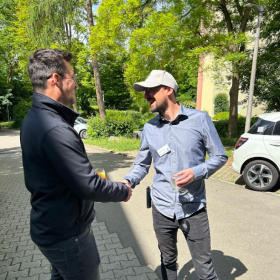 Leiter des Pflegedienstes Robert Hippe bedankt sich bei Benjamin Habermann vom Versicherungsbüro Habermann in Köngen für das Sponsoring der Caps.