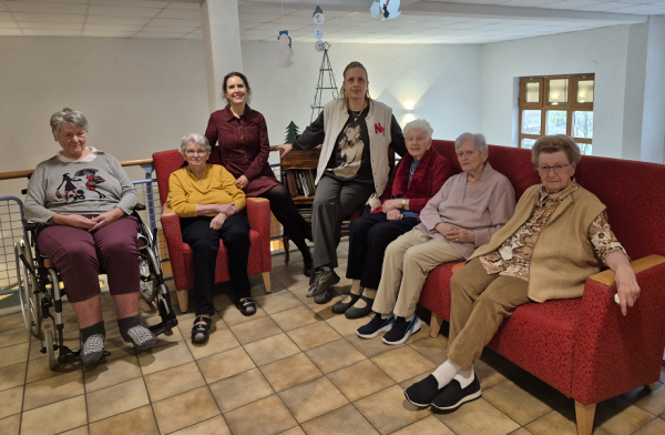 Seniorinnen stricken, häkeln und nähen für den guten Zweck – V.l.n.r: Fr. Langhans, Fr. Riehle, Fr. Esters, Fr. Meli, Fr. Klappich, Fr. Klotz, Fr. Philipsky