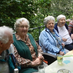 Die Terrasse beim Wohnbereich 5 lädt ein zu geselligem Miteinander