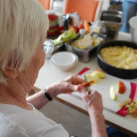 Kuchen backen, Suppe kochen: Unsere Betreuungskräfte laden regelmäßig zum Kochen und Backen ein.