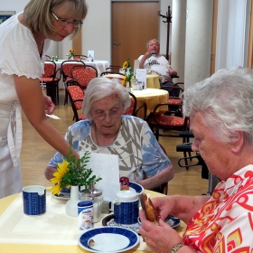 Das Tagescafé wird von Ehrenamlichen betreut und hat am Donnerstag, Samstag sowie jeden ersten sonntag im Monat geöffnet.