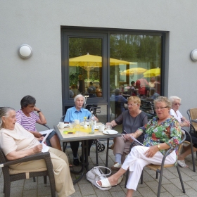 Singen bei Kaffee und Kuchen beim Sommerfest