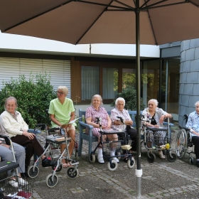 Sitzgruppe vor dem Haupteingang