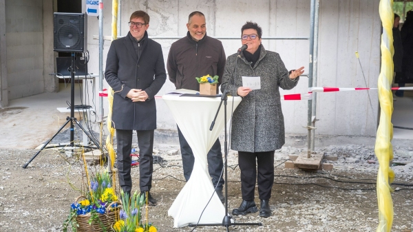 Grußworte und Ansprache – V.l.n.r.: Oberbürgermeister Markus Kleemann, Sven Seiffert (ARP Stuttgart), Karin Schwarz (Vorständin Ev. Diakonieverein)